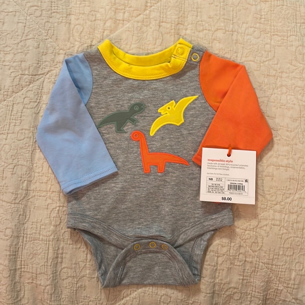 NWT Adorable dinosaur onesie. Newborn